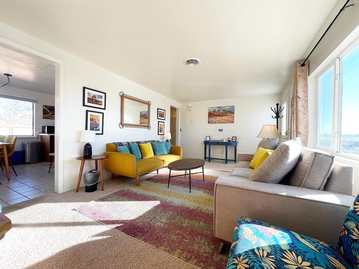 Kanab Utah home with HUGE fenced in backyard-Pets Welcome! Near National Parks! — Kanab, UT — vacation rental