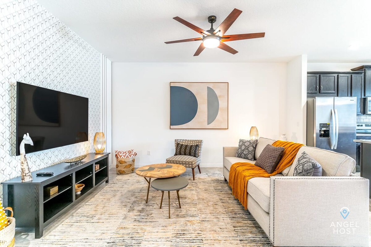 Stylish Townhome, Resort Perks, Close to Disney in Kissimmee, FL