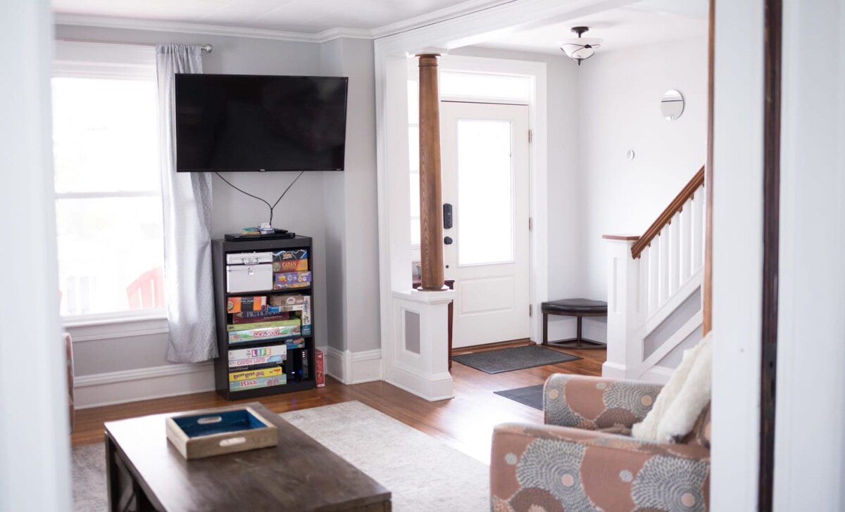 Charming Retreat With Game Room And Fire Pit - Cozy And Spacious Escape - Geneva, NY