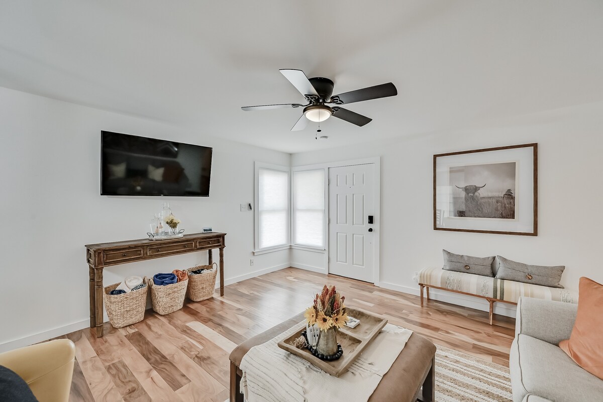 Newly Furnished Model Home.Gameroom. Close to TCU!