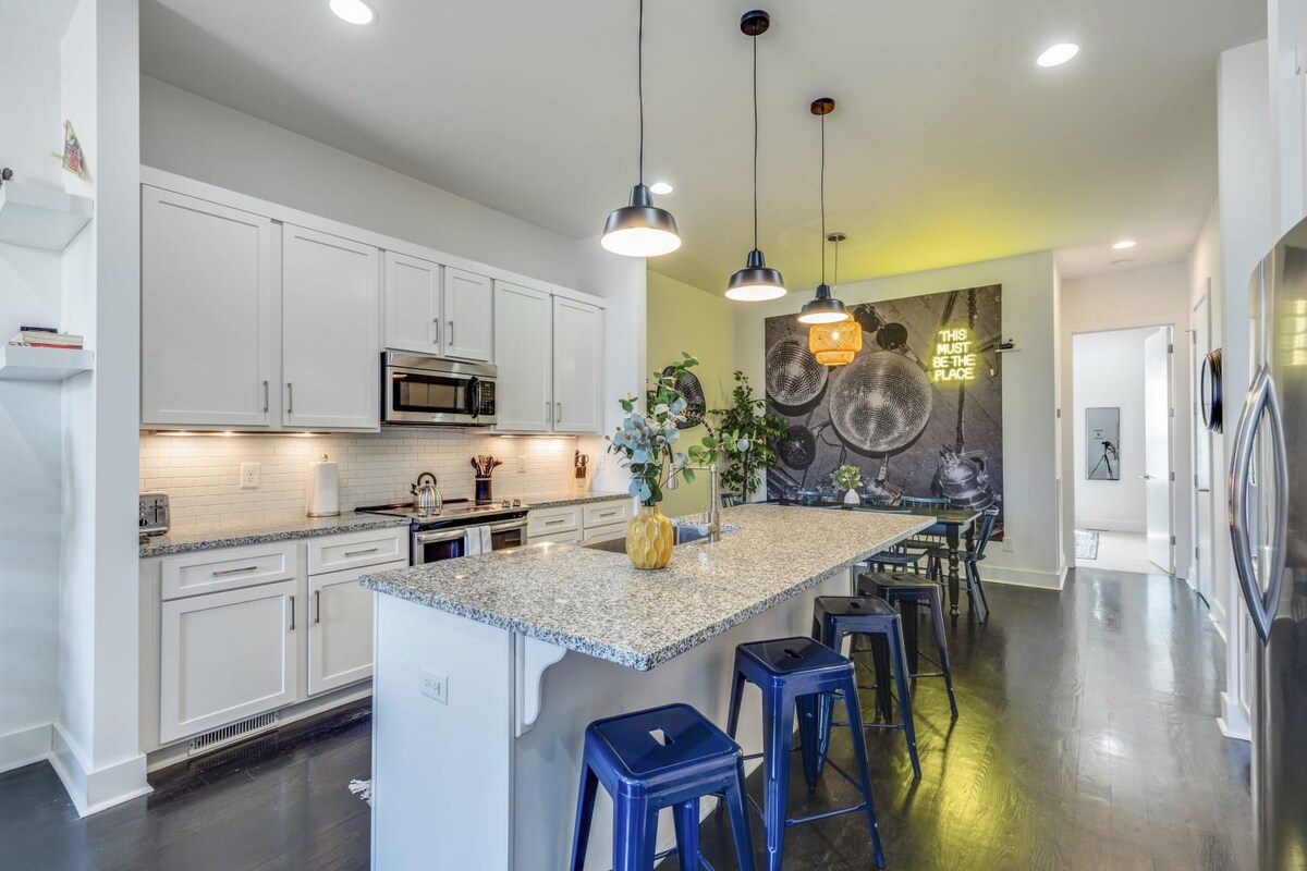 5 Mins to Belmont and Vandy, Rooftop Deck, Garage, 4 Bedroom Home with Rooftop and Grill, 10 Mins to Broadway, Perfect for Groups, 24 Hour Hospitality, Also Available for Long Term Rental — Nashville, TN — vacation rental