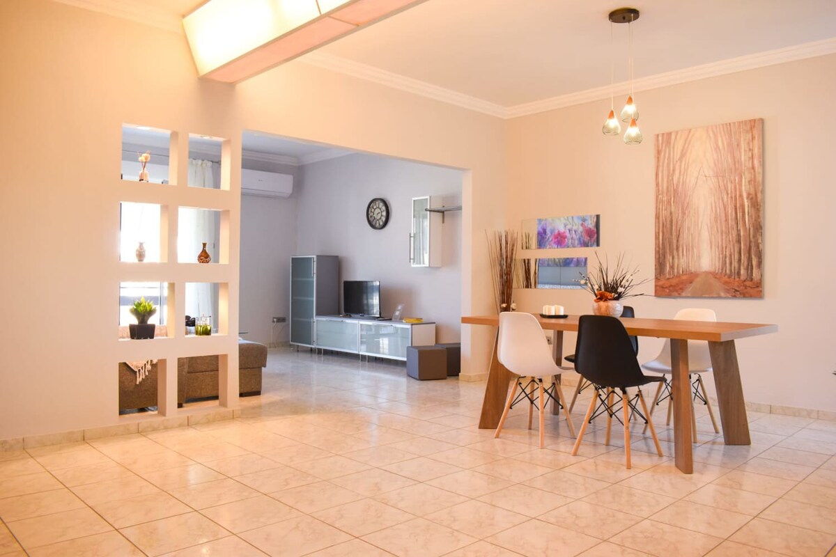 Cozy flat on the main square, 10min to the sea — Kalamata, Peloponnisos Dytiki Ellada ke Ionio — vacation rental