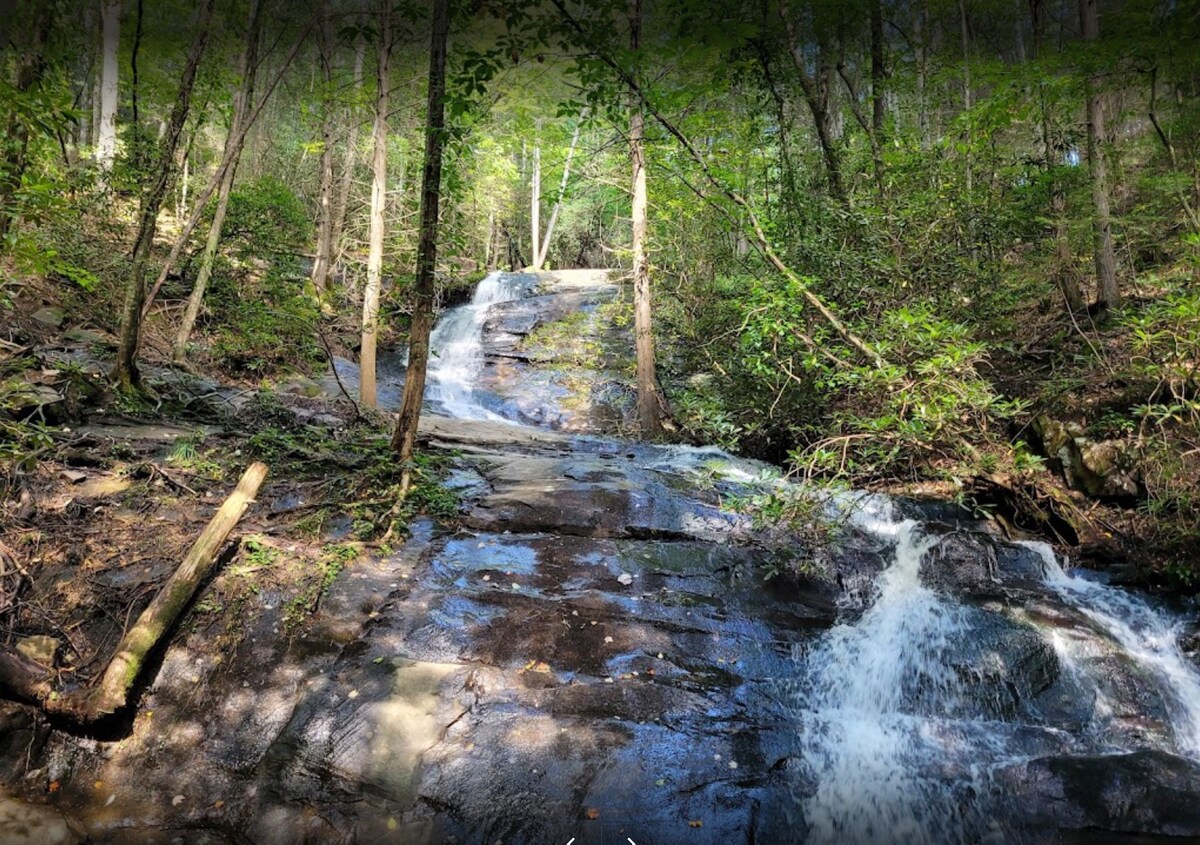 5MI to DT + Mountain Views + Hot Tub + Fire Pit