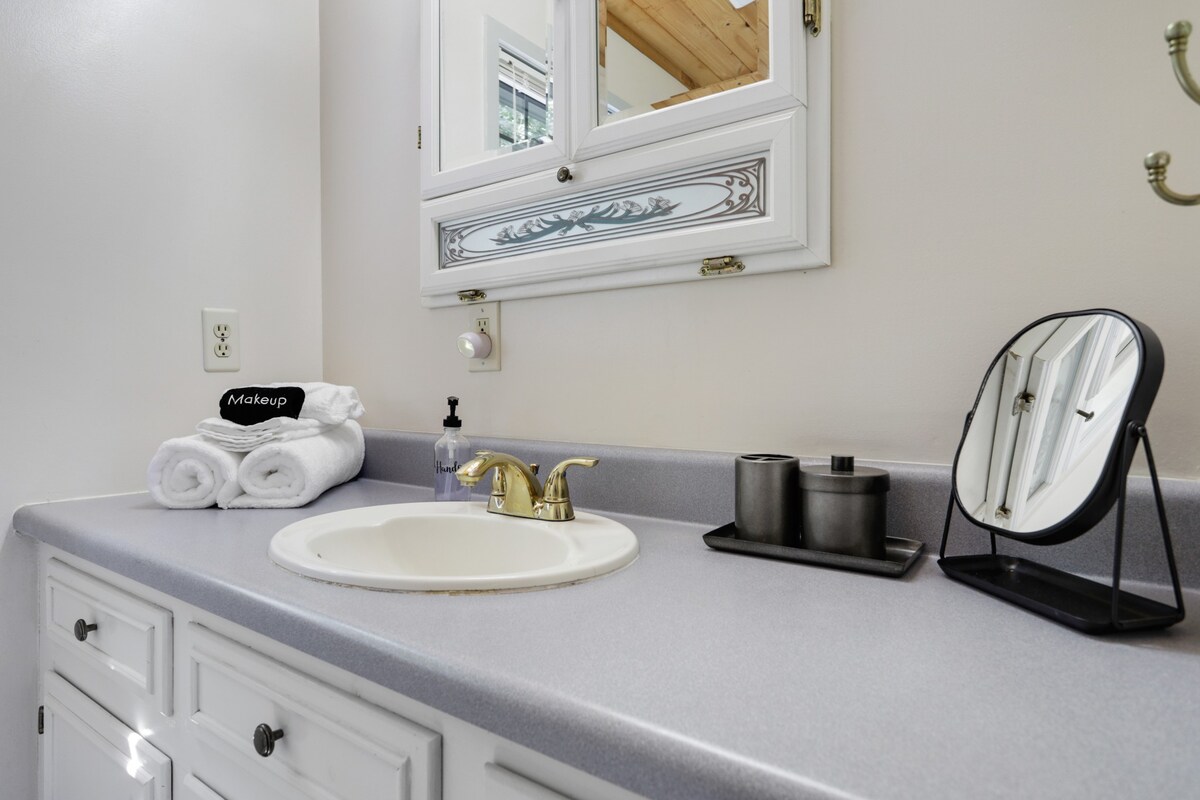 5MI to DT + Mountain Views + Hot Tub + Fire Pit