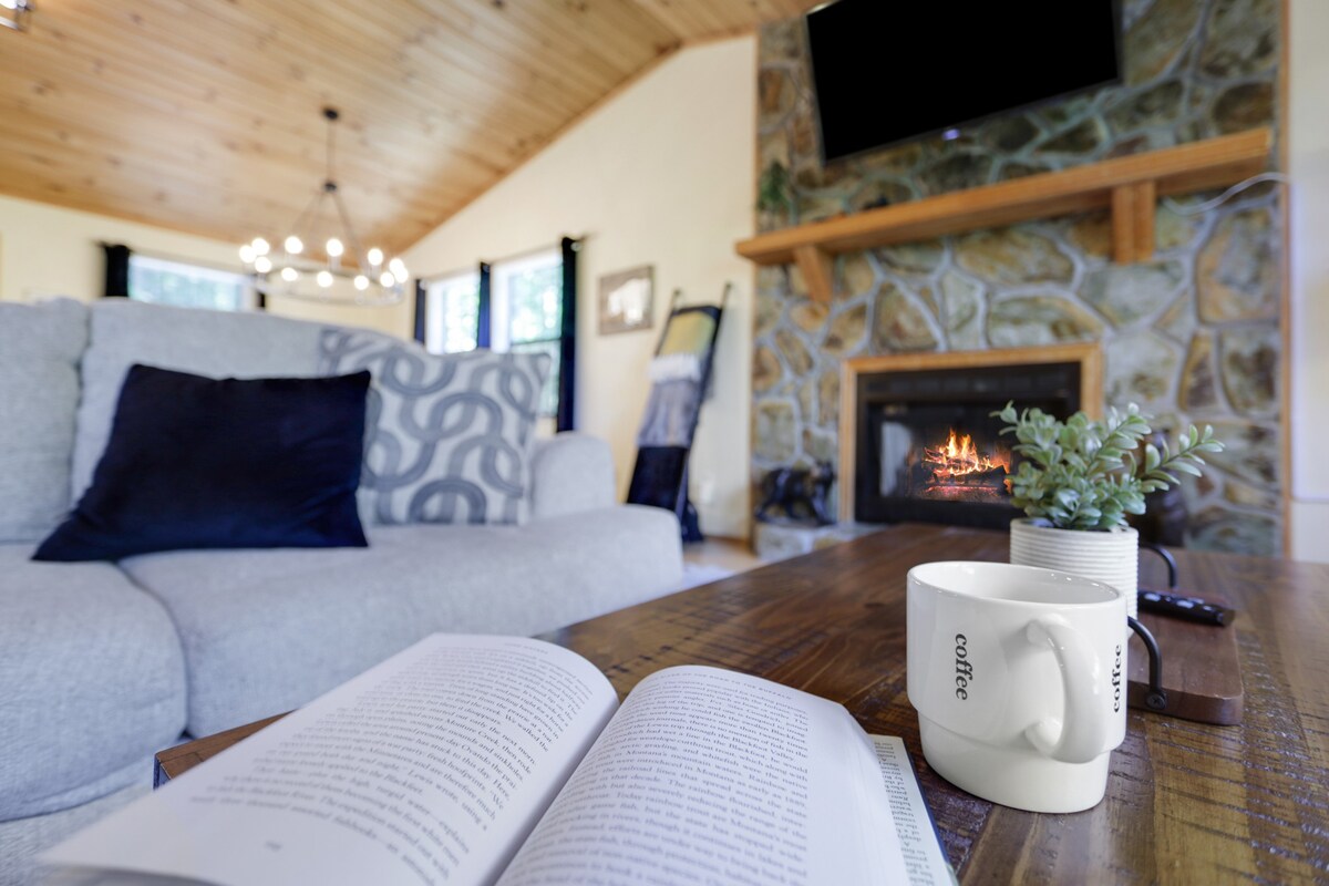 5MI to DT + Mountain Views + Hot Tub + Fire Pit