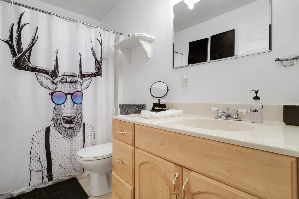 5MI to DT + Mountain Views + Hot Tub + Fire Pit