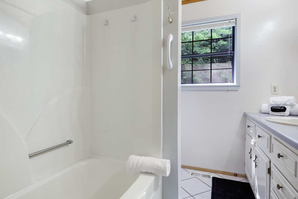 5MI to DT + Mountain Views + Hot Tub + Fire Pit