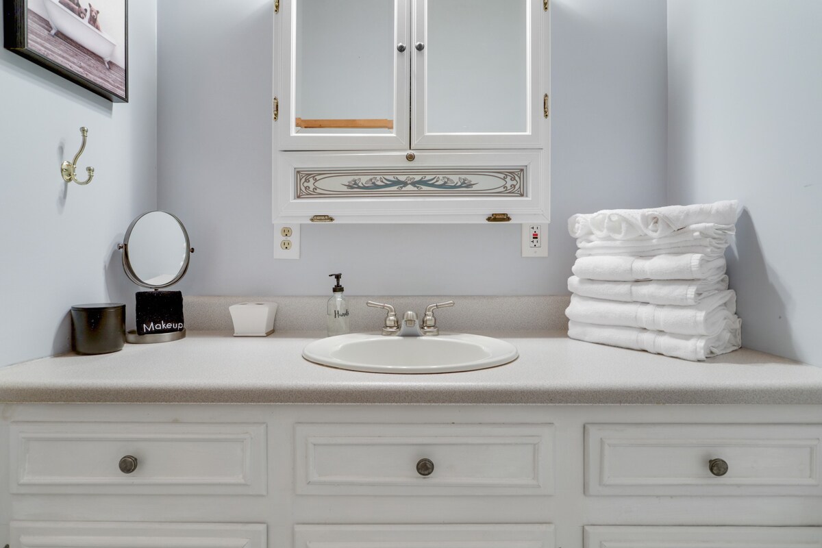 5MI to DT + Mountain Views + Hot Tub + Fire Pit