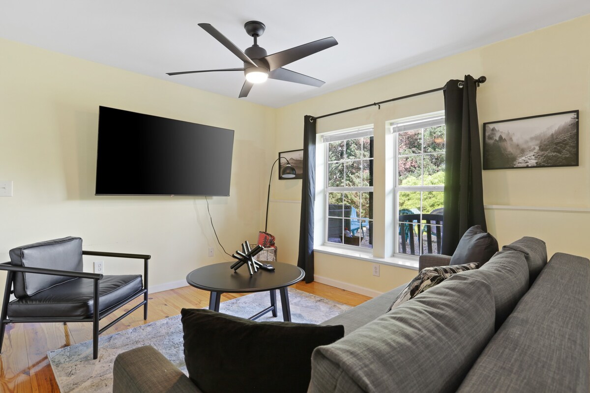 5MI to DT + Mountain Views + Hot Tub + Fire Pit