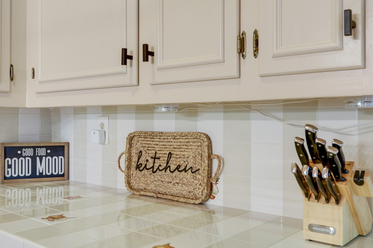 5MI to DT + Mountain Views + Hot Tub + Fire Pit