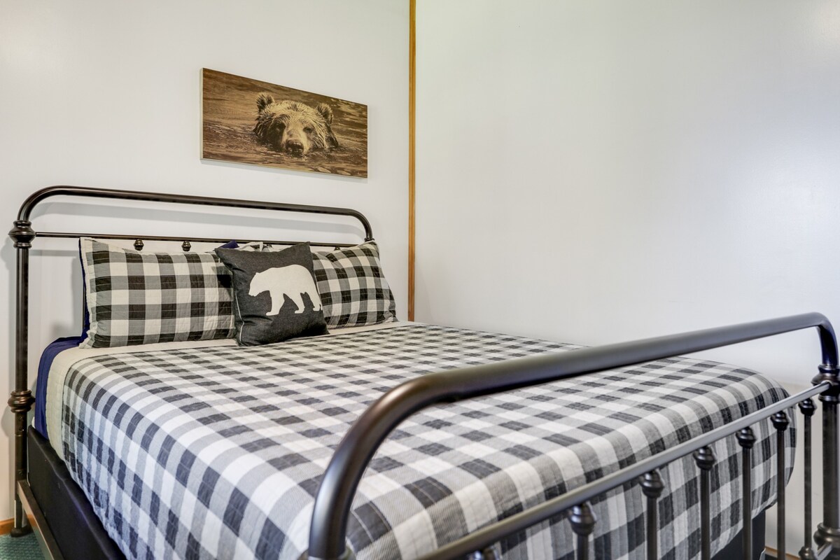 5MI to DT + Mountain Views + Hot Tub + Fire Pit