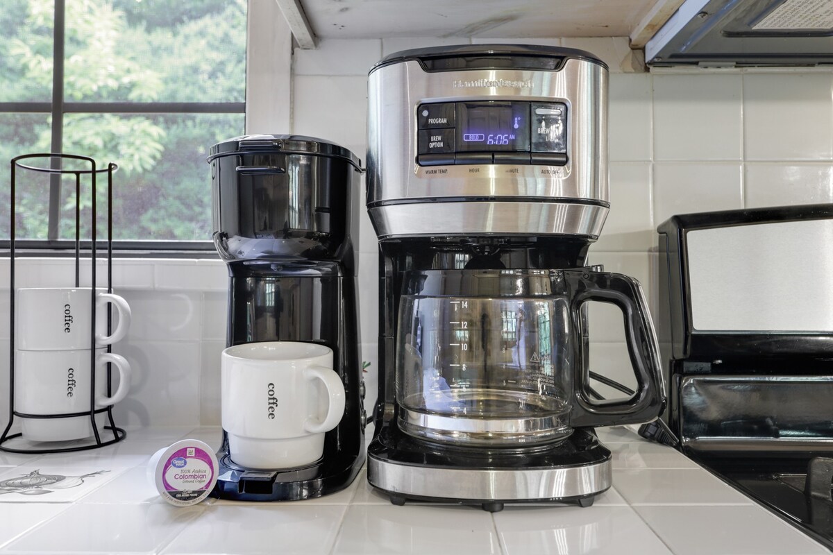 5MI to DT + Mountain Views + Hot Tub + Fire Pit