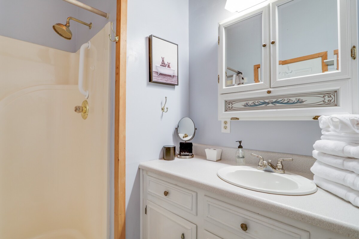 5MI to DT + Mountain Views + Hot Tub + Fire Pit