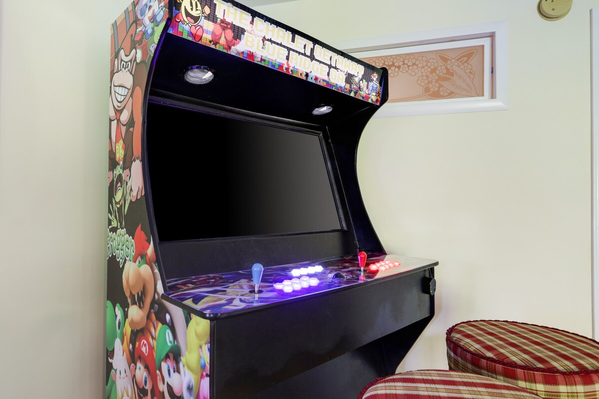 5MI to DT + Mountain Views + Hot Tub + Fire Pit