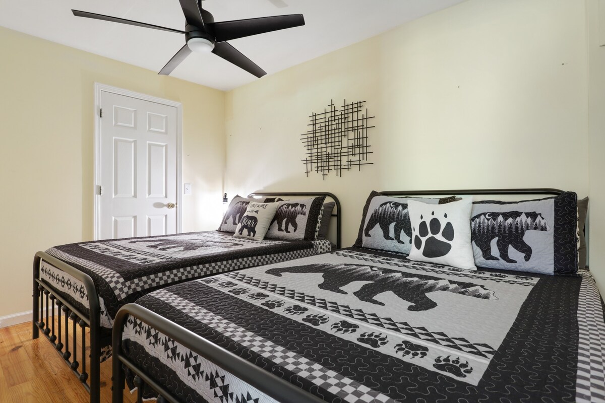 5MI to DT + Mountain Views + Hot Tub + Fire Pit