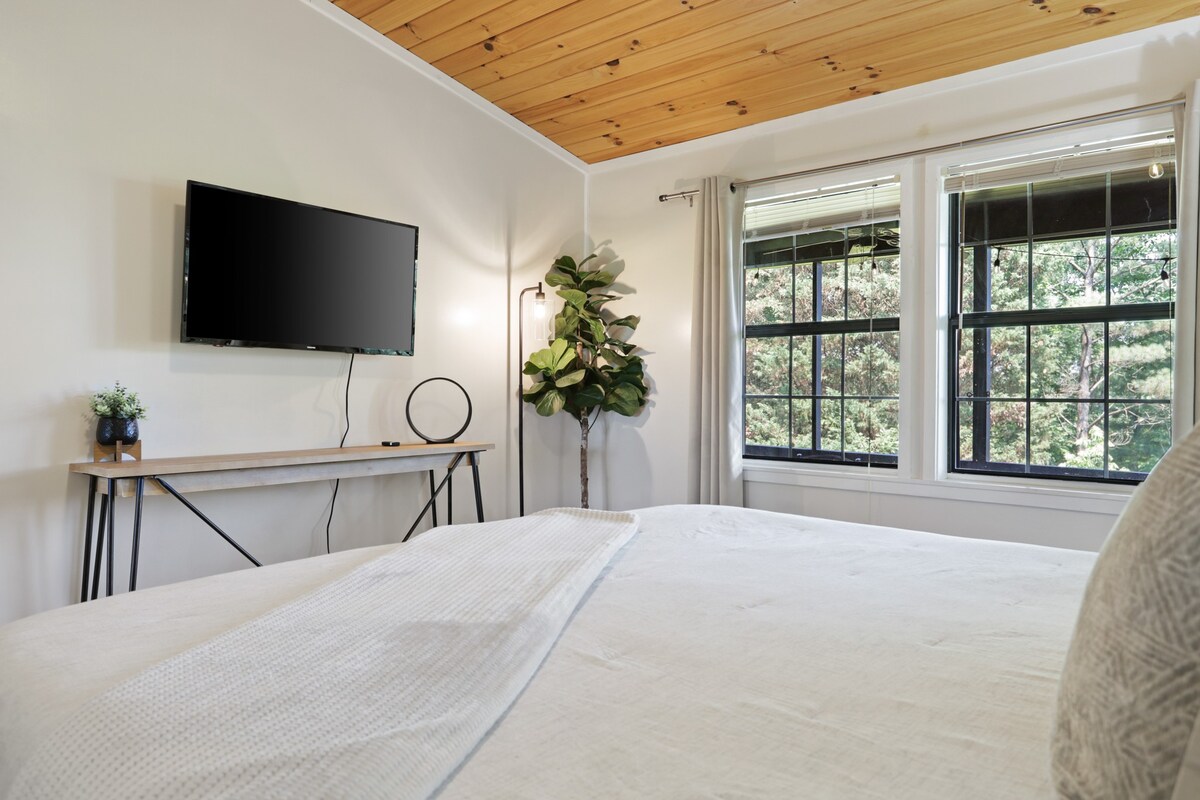 5MI to DT + Mountain Views + Hot Tub + Fire Pit