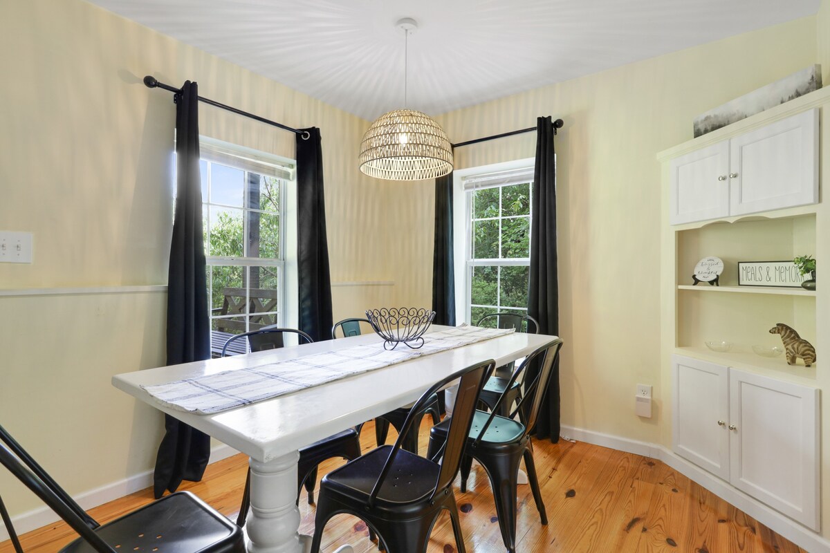 5MI to DT + Mountain Views + Hot Tub + Fire Pit