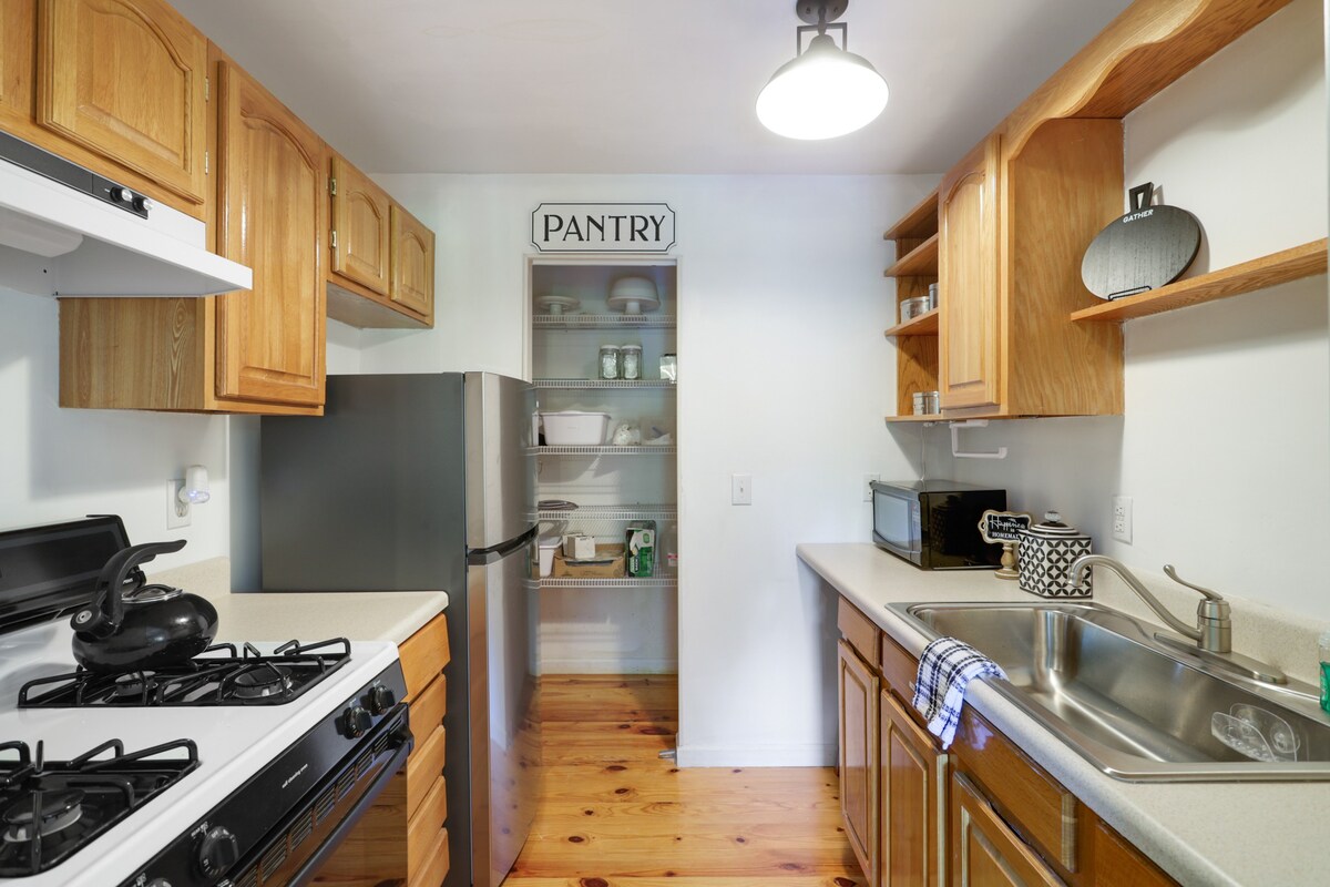 5MI to DT + Mountain Views + Hot Tub + Fire Pit