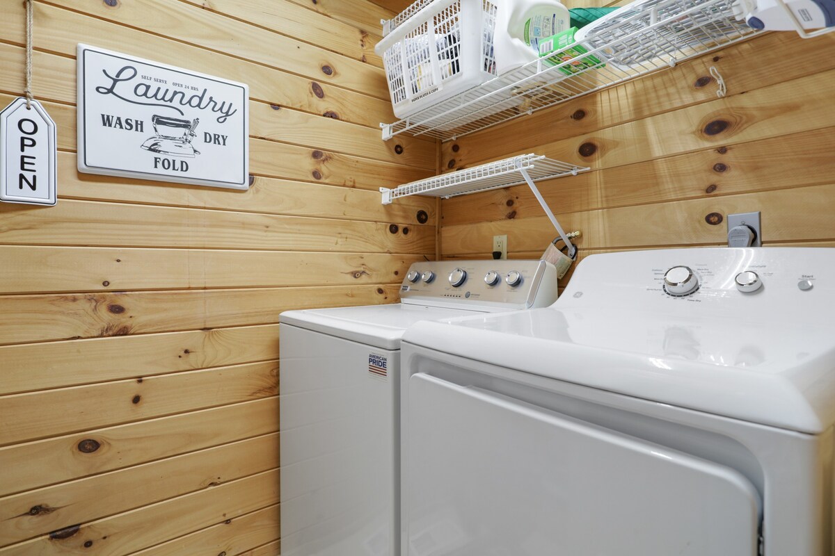 5MI to DT + Mountain Views + Hot Tub + Fire Pit