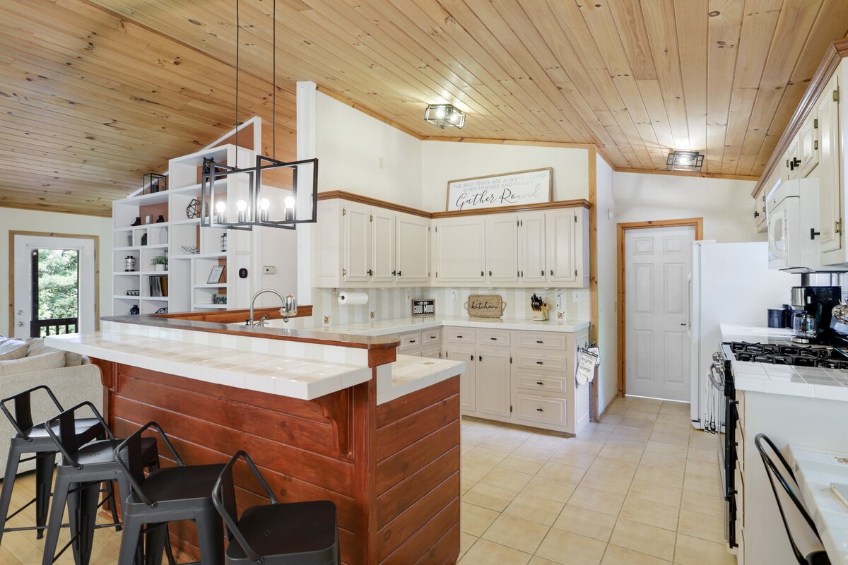 5MI to DT + Mountain Views + Hot Tub + Fire Pit