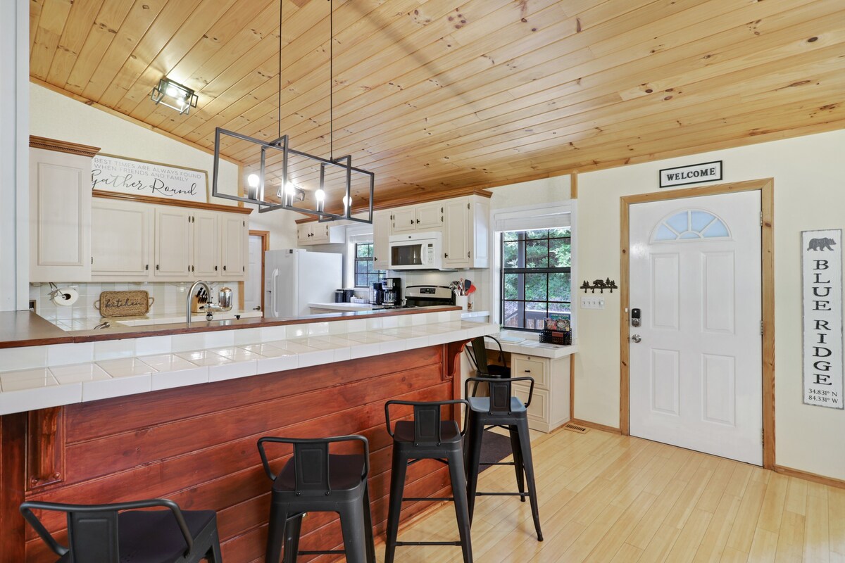 5MI to DT + Mountain Views + Hot Tub + Fire Pit