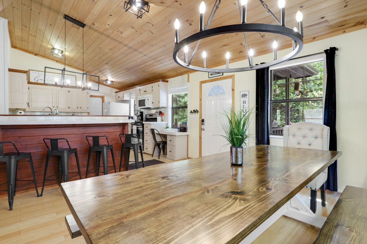 5MI to DT + Mountain Views + Hot Tub + Fire Pit