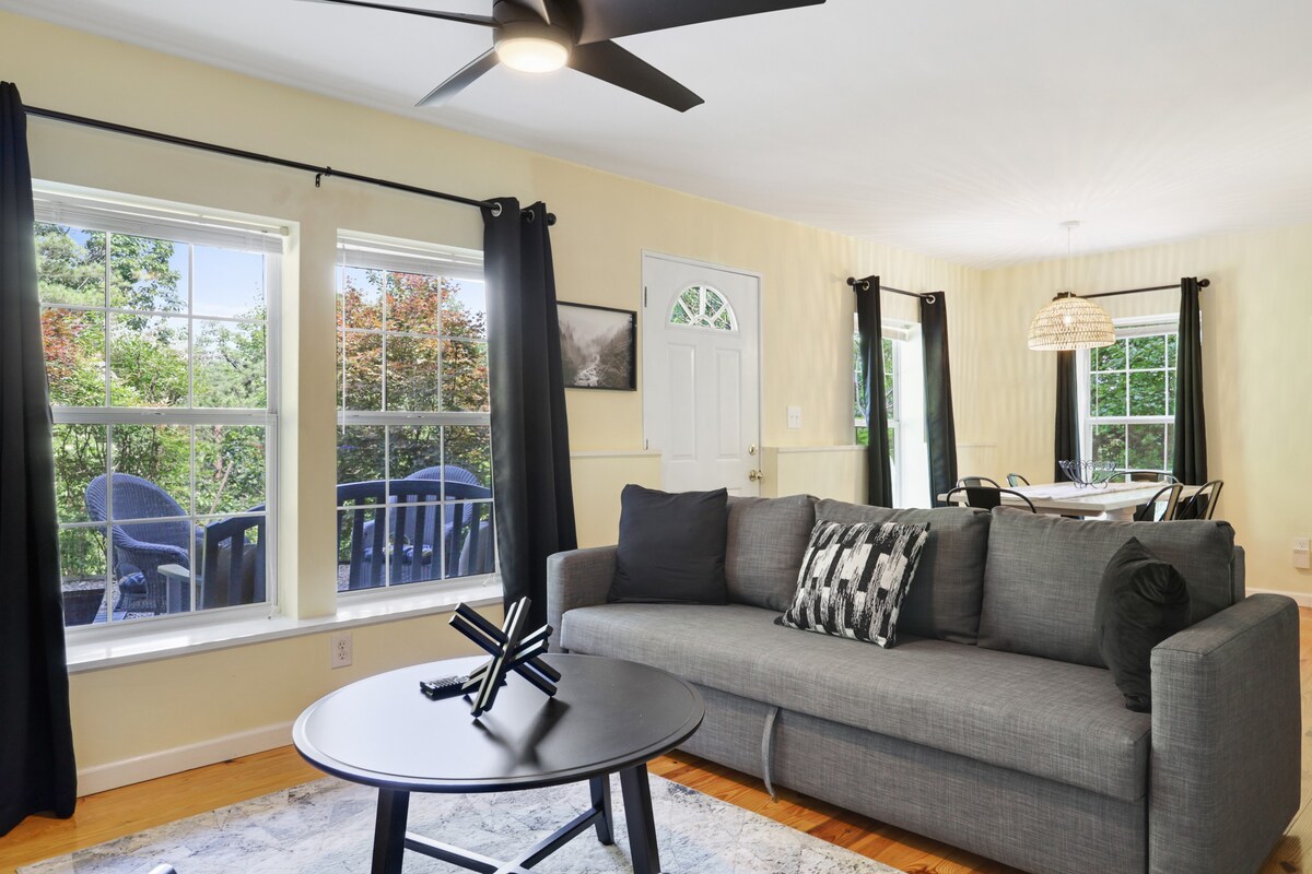 5MI to DT + Mountain Views + Hot Tub + Fire Pit