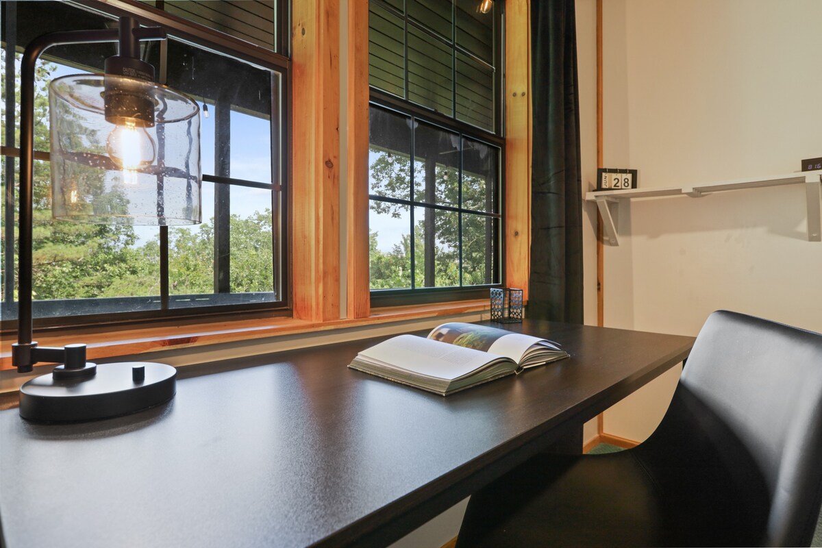 5MI to DT + Mountain Views + Hot Tub + Fire Pit