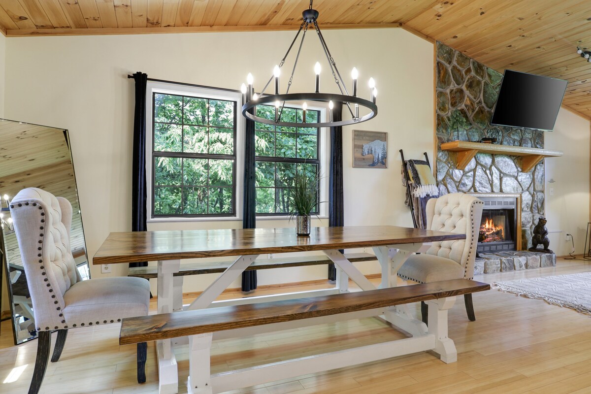 5MI to DT + Mountain Views + Hot Tub + Fire Pit