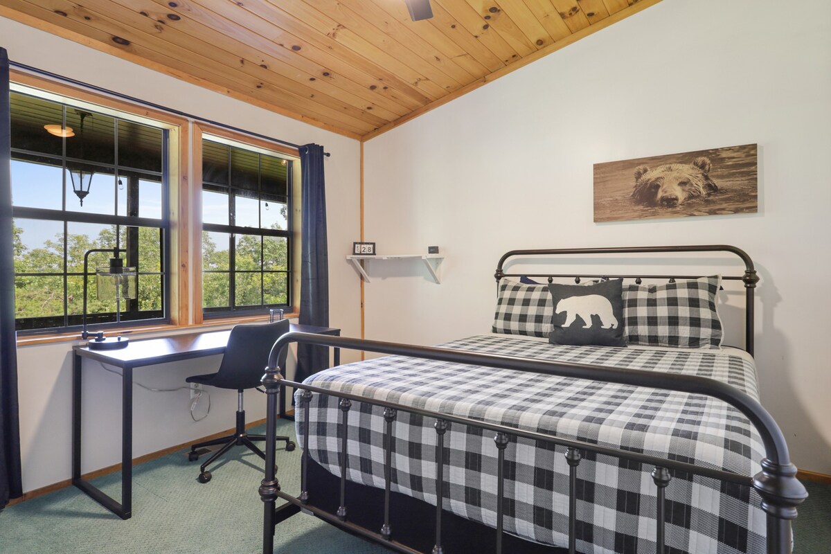 5MI to DT + Mountain Views + Hot Tub + Fire Pit