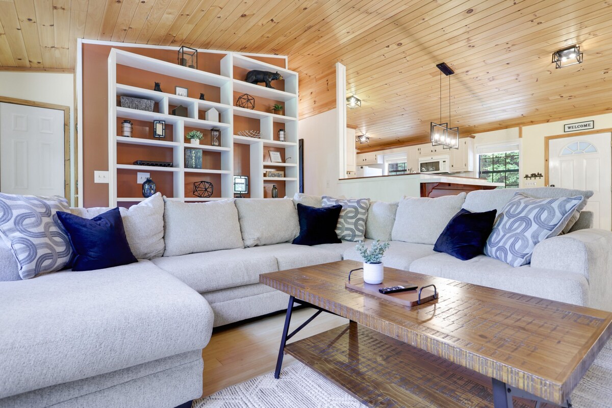 5MI to DT + Mountain Views + Hot Tub + Fire Pit