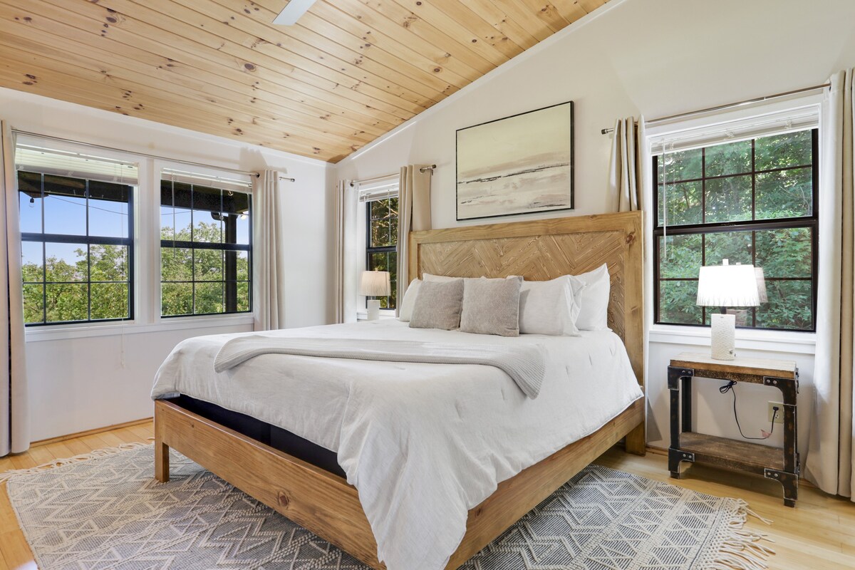 5MI to DT + Mountain Views + Hot Tub + Fire Pit