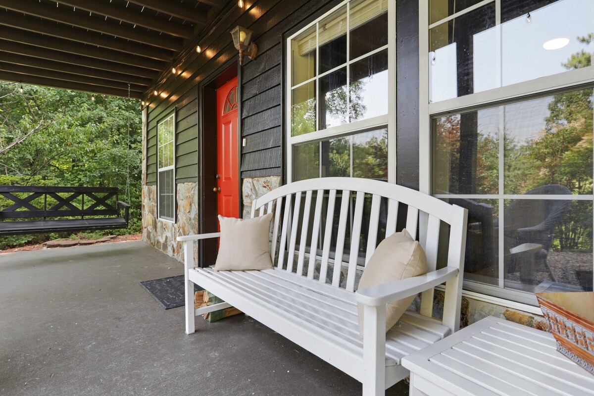 5MI to DT + Mountain Views + Hot Tub + Fire Pit