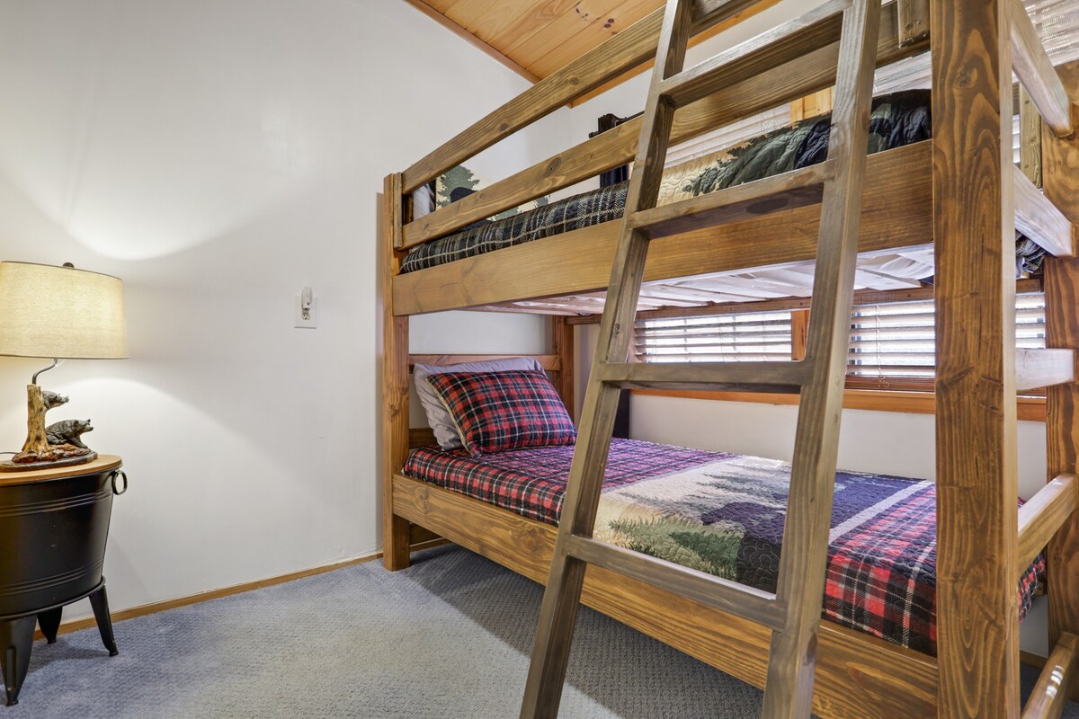 5MI to DT + Mountain Views + Hot Tub + Fire Pit