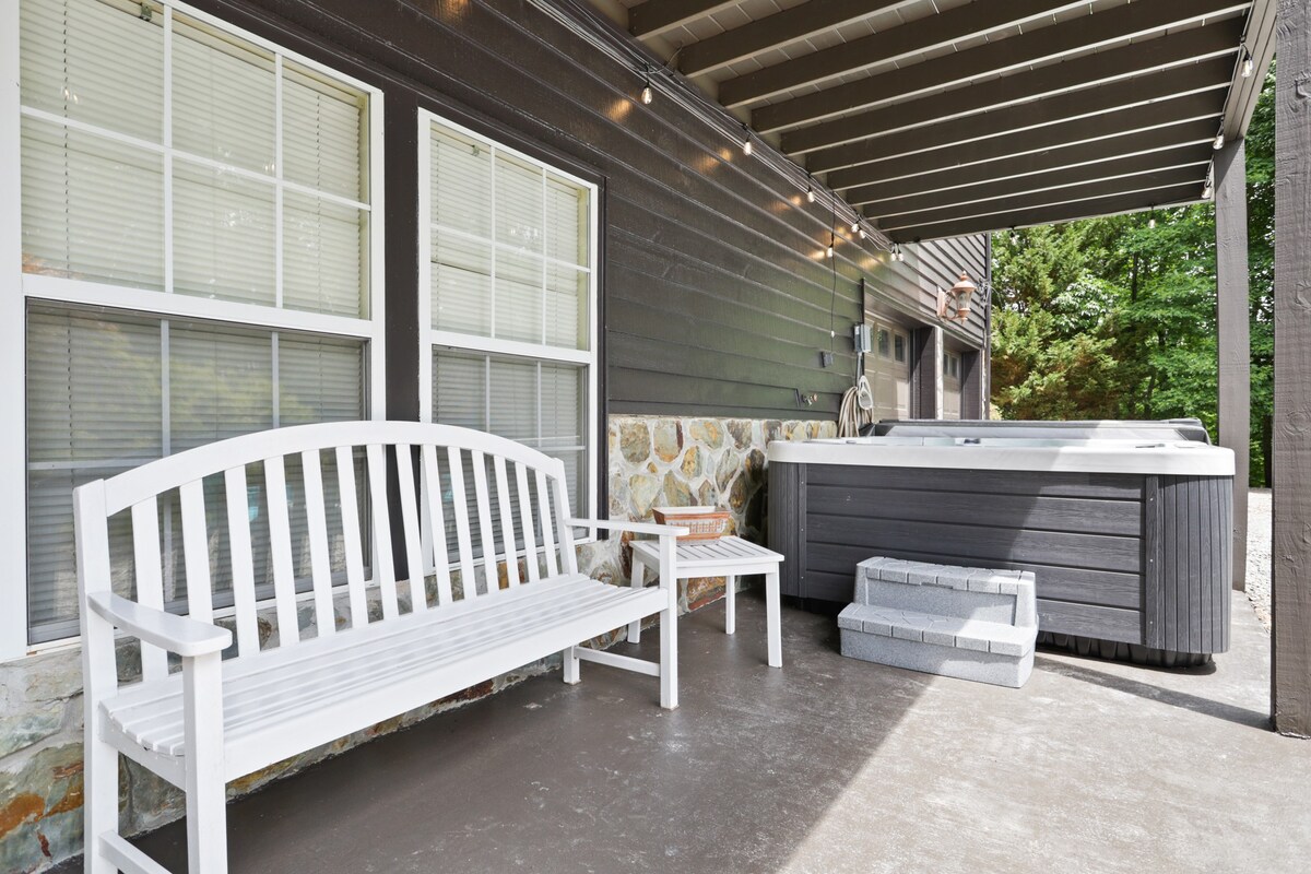 5MI to DT + Mountain Views + Hot Tub + Fire Pit