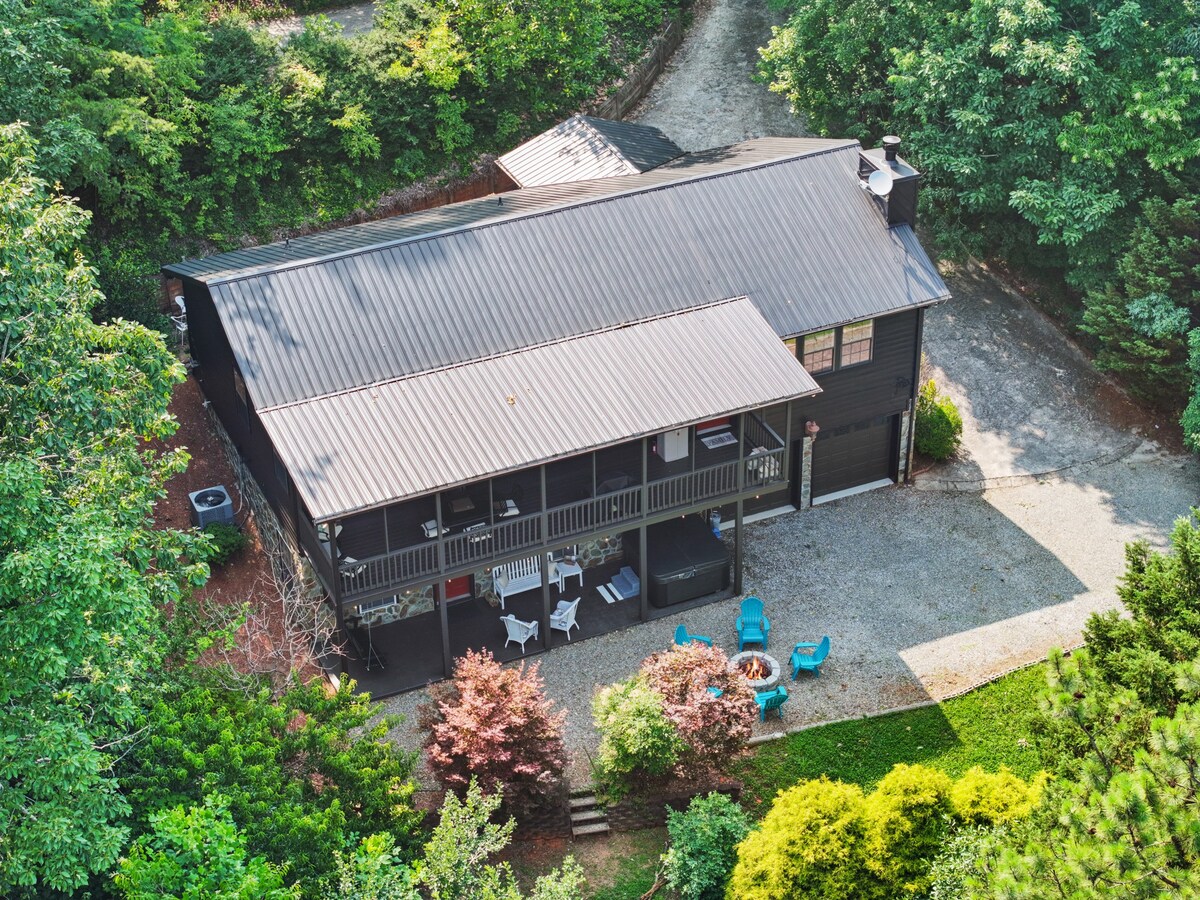 5MI to DT + Mountain Views + Hot Tub + Fire Pit