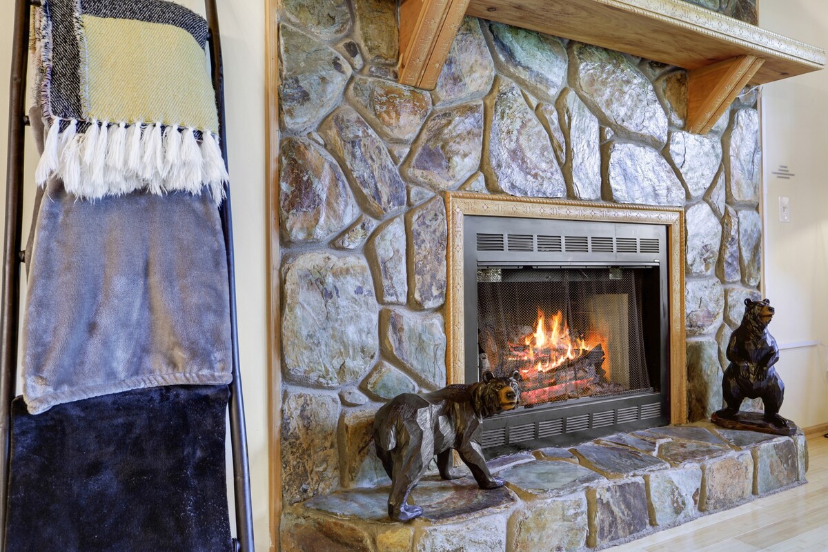 5MI to DT + Mountain Views + Hot Tub + Fire Pit