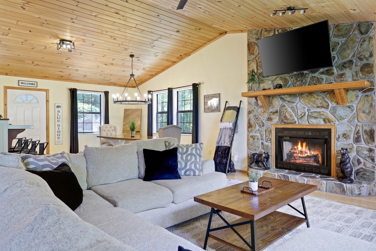 5MI to DT + Mountain Views + Hot Tub + Fire Pit