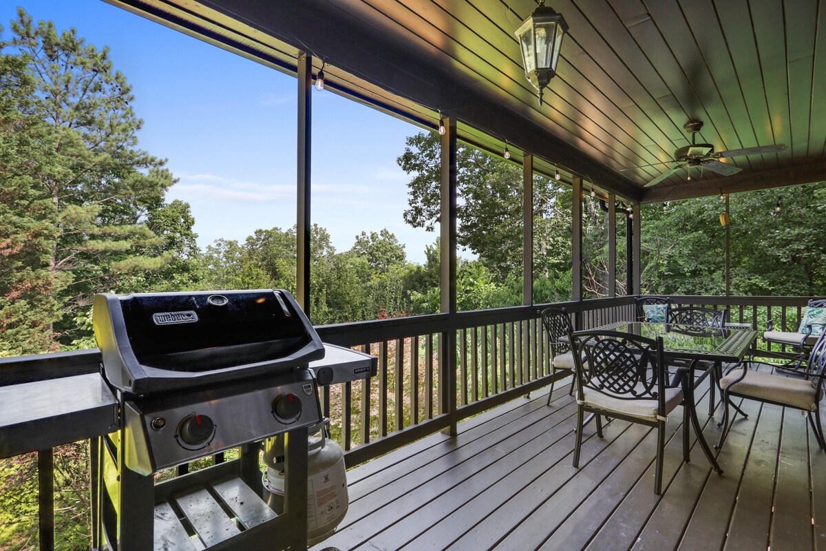 5MI to DT + Mountain Views + Hot Tub + Fire Pit