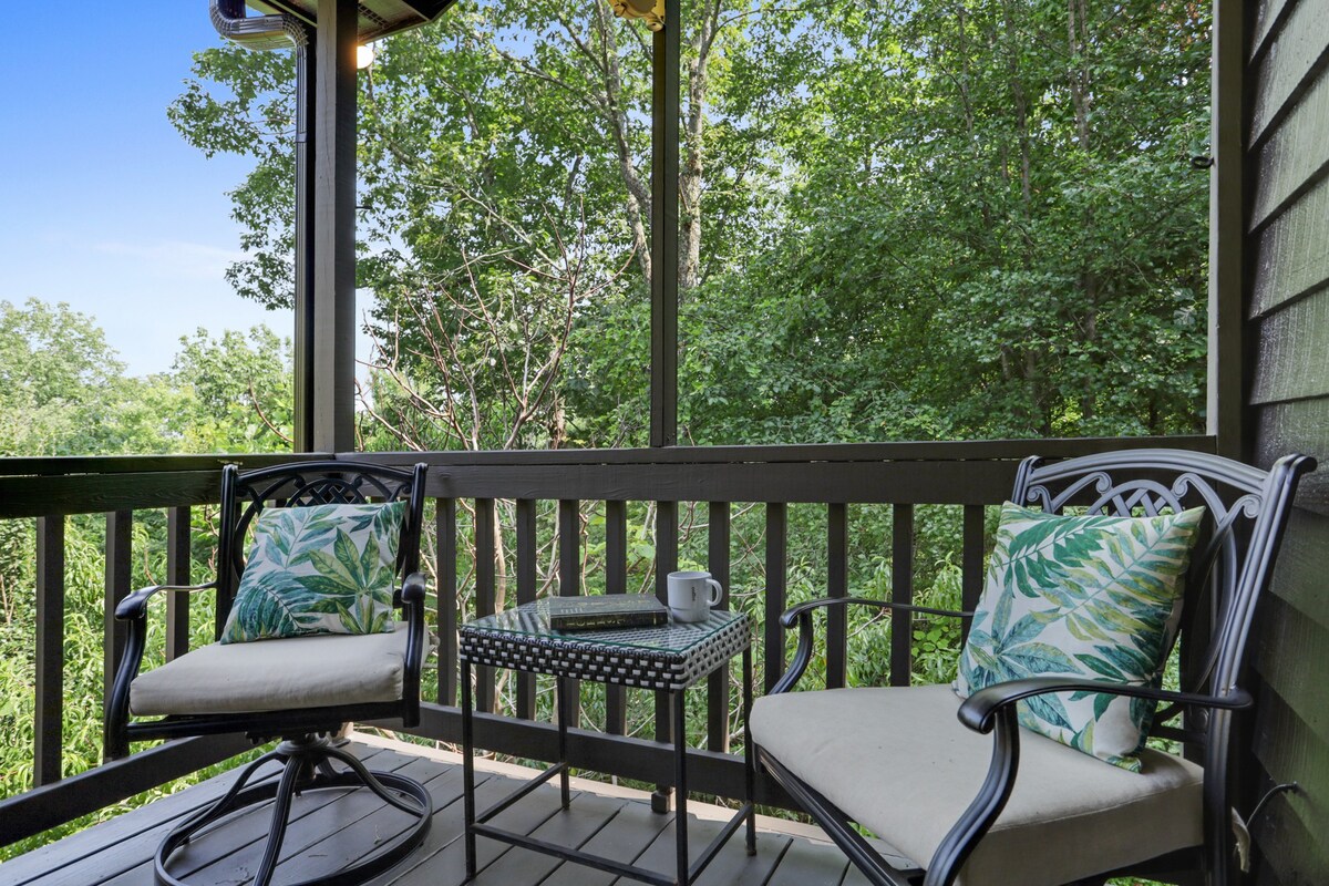 5MI to DT + Mountain Views + Hot Tub + Fire Pit