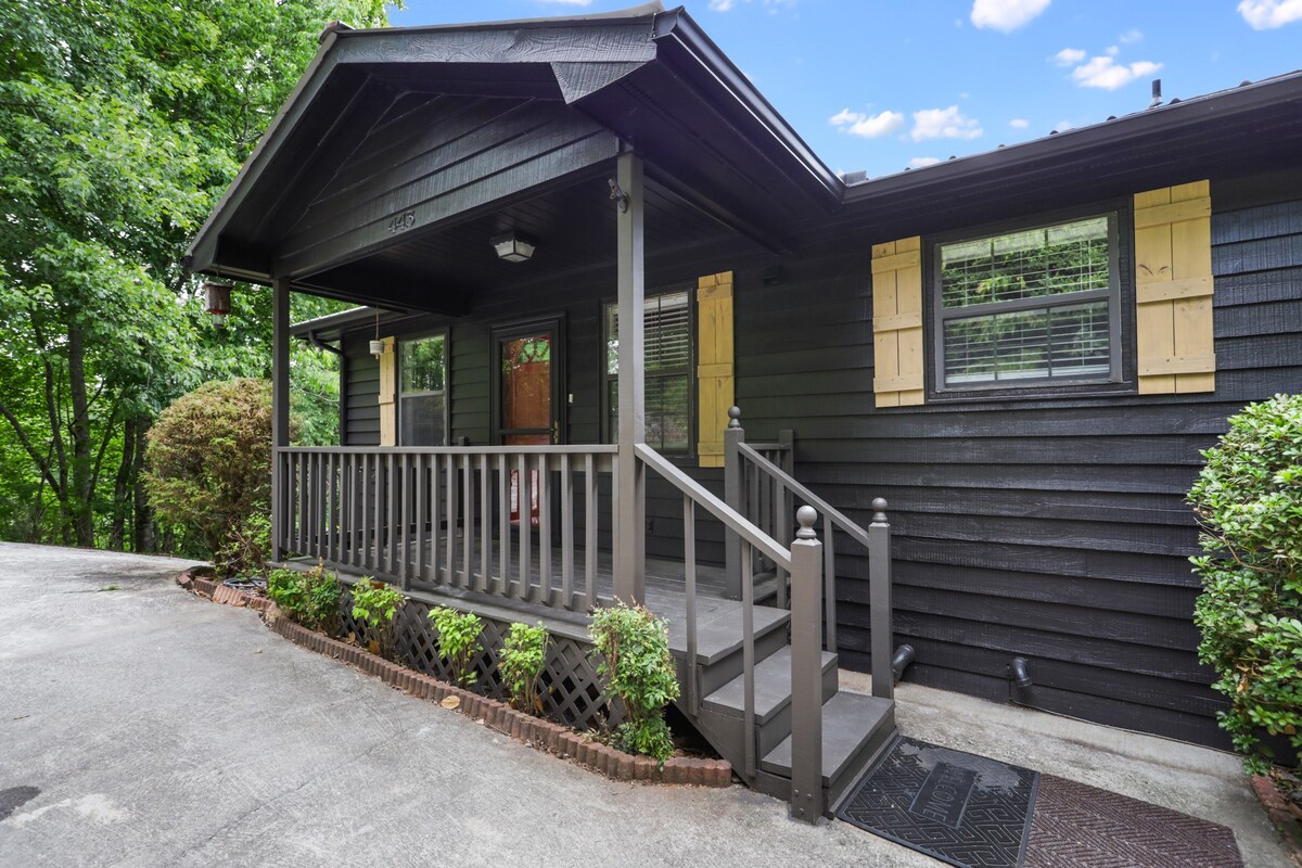 5MI to DT + Mountain Views + Hot Tub + Fire Pit