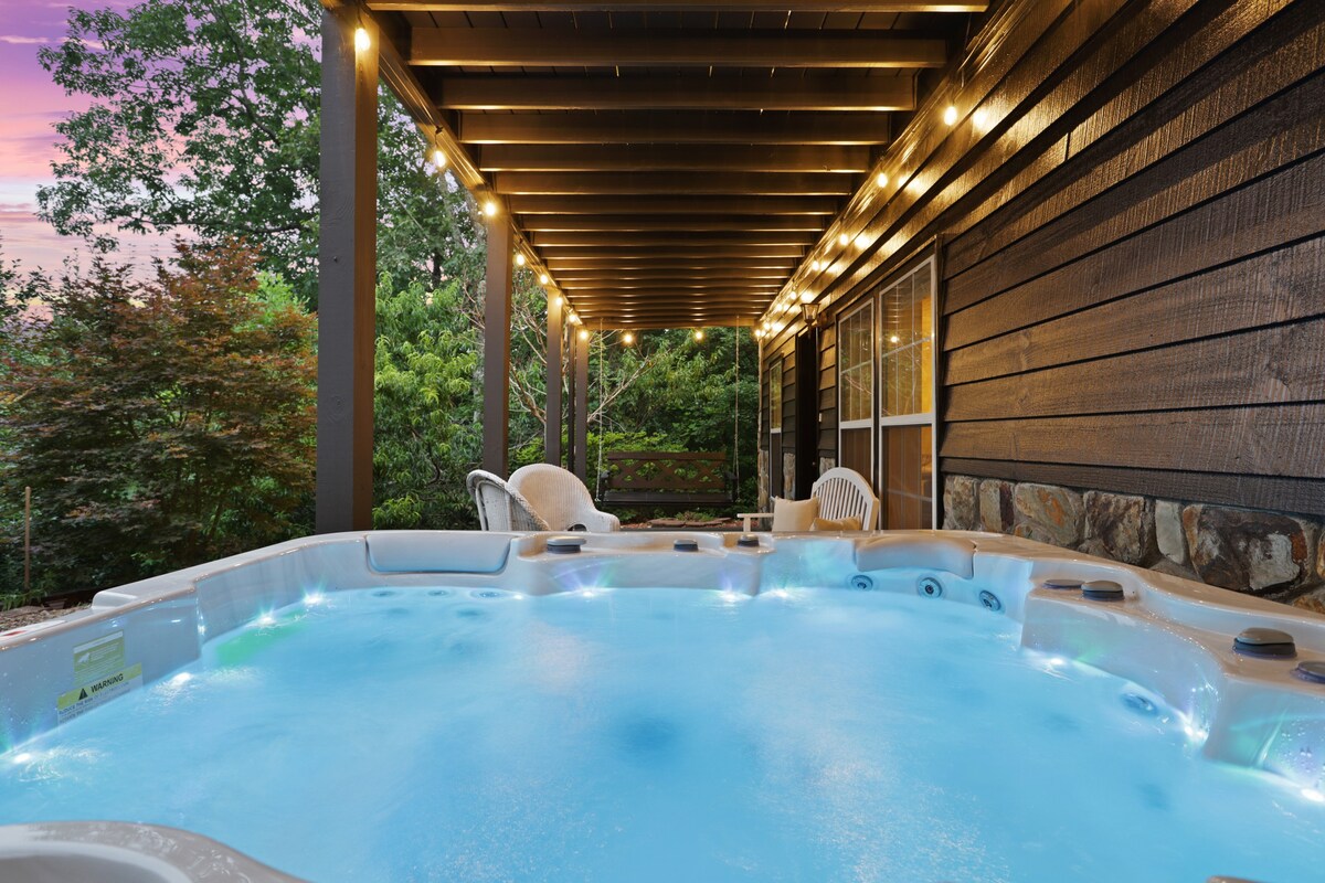 5MI to DT + Mountain Views + Hot Tub + Fire Pit