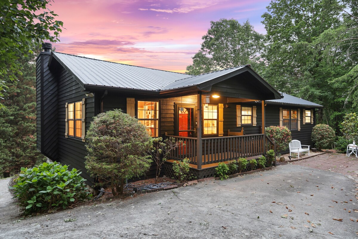 5MI to DT + Mountain Views + Hot Tub + Fire Pit