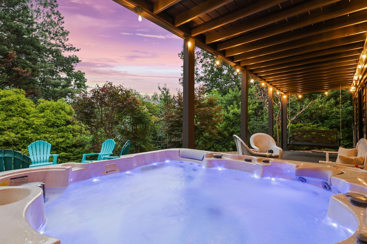 5MI to DT + Mountain Views + Hot Tub + Fire Pit