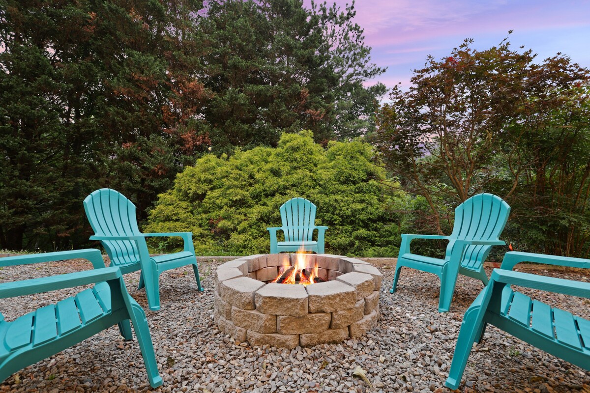 5MI to DT + Mountain Views + Hot Tub + Fire Pit