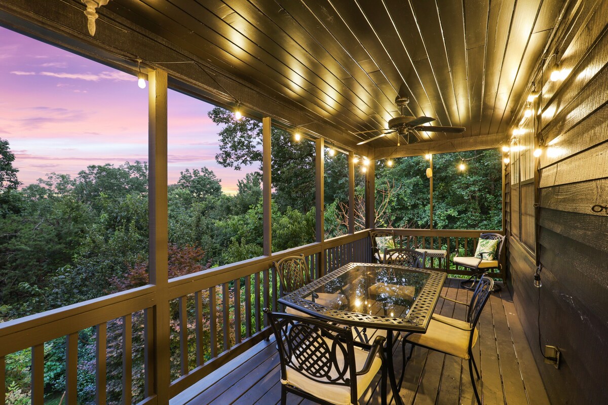 5MI to DT + Mountain Views + Hot Tub + Fire Pit