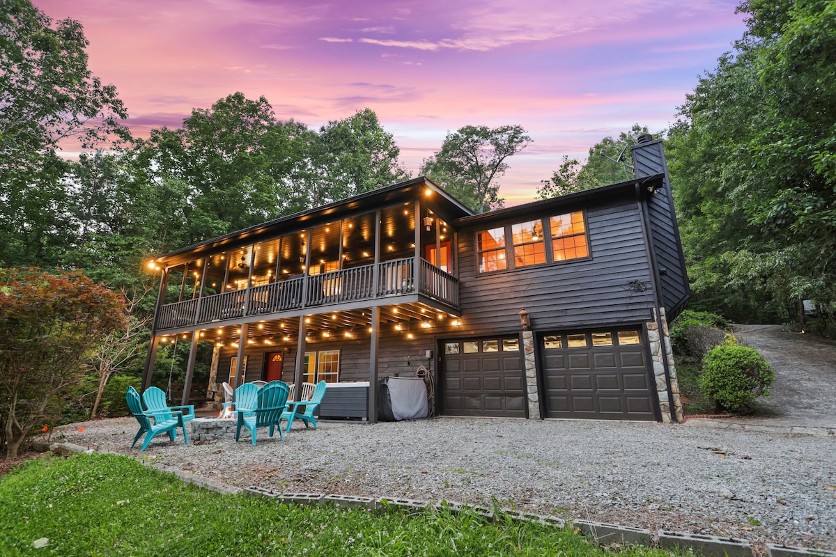 5MI to DT + Mountain Views + Hot Tub + Fire Pit