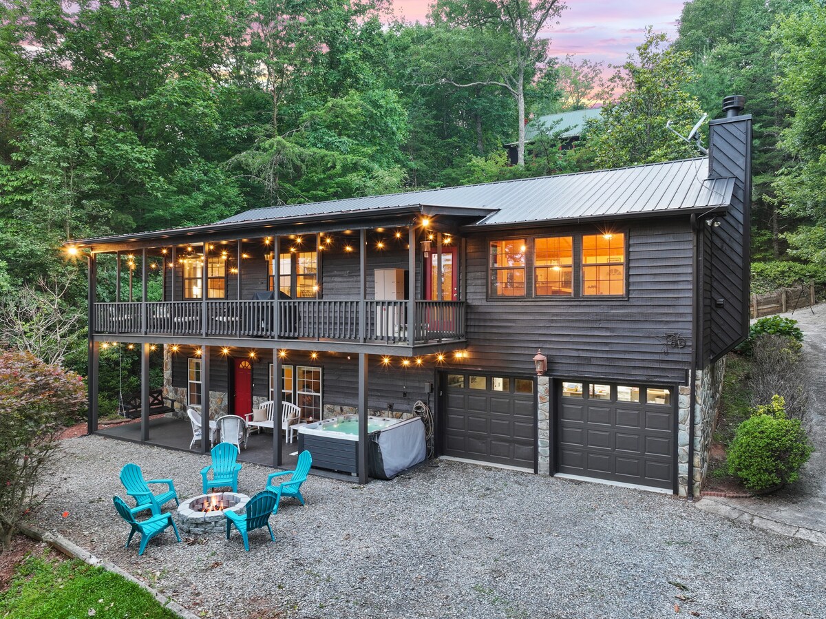 5MI to DT + Mountain Views + Hot Tub + Fire Pit