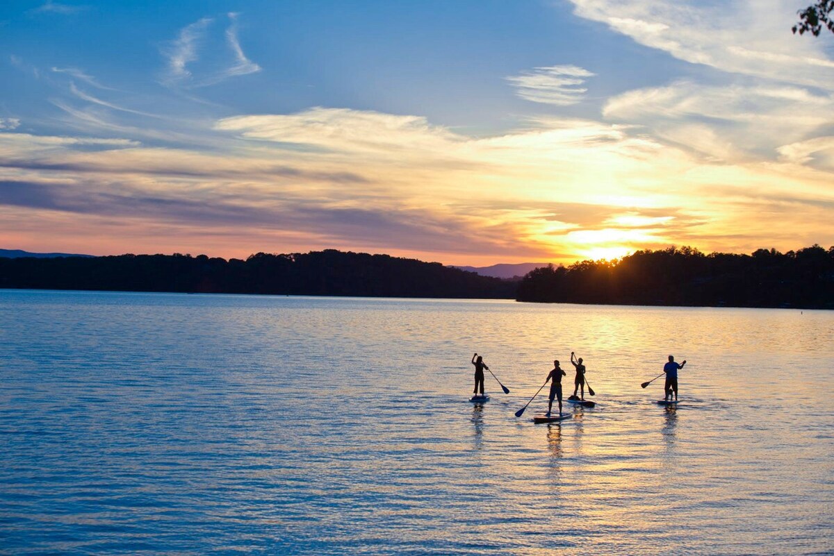 5MI to DT + Mountain Views + Hot Tub + Fire Pit