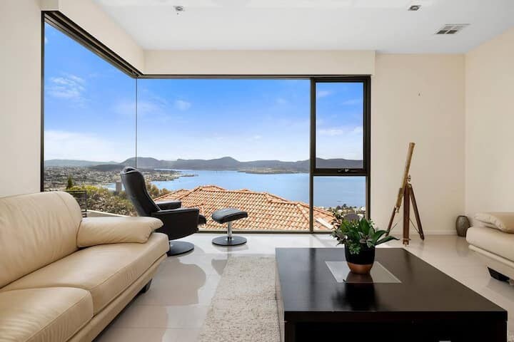 "The View" Luxury home 5 bed/3 bath 3km to Casino. — Sandy Bay, TAS — vacation rental